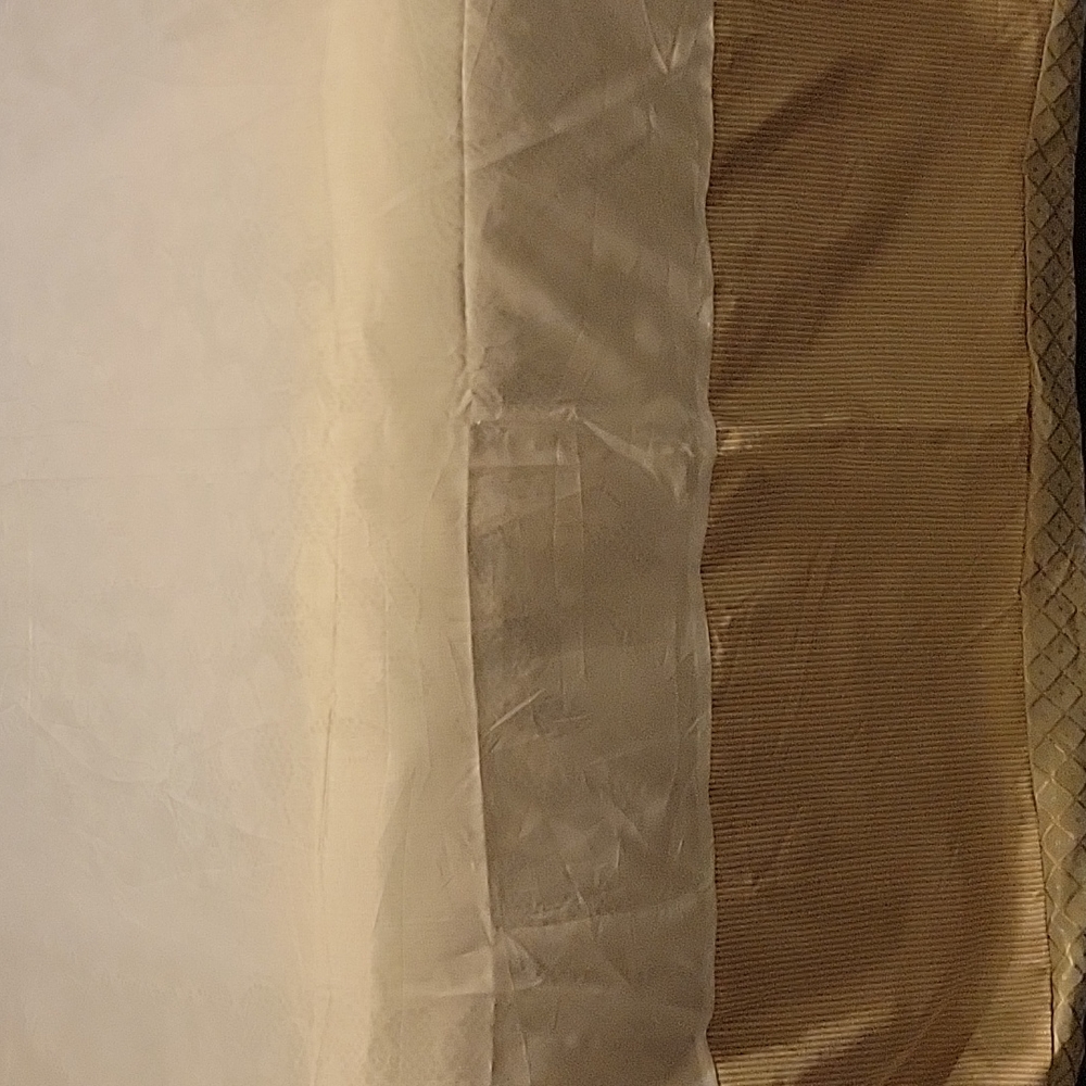 Queen Dust Ruffle - Picture 2 of 6